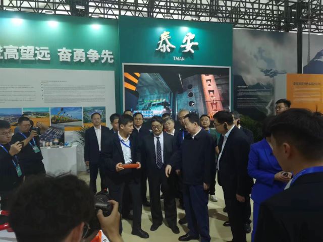 山東省省長(zhǎng)周乃翔參觀(guān)公司展位.jpg