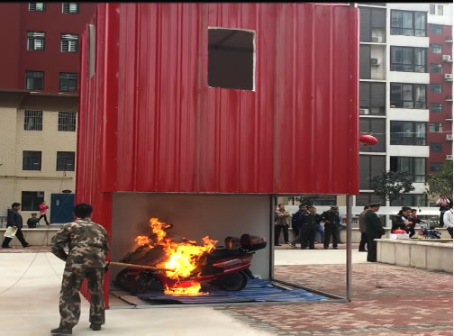 圖1 消防人員引燃電動(dòng)車