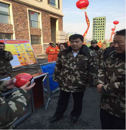 圖8 吉林省消防總隊(duì)領(lǐng)導(dǎo)聽(tīng)取我公司干粉滅火球裝置產(chǎn)品介紹