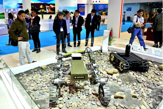 圖7 高科技成果展示-6×6全地形無(wú)人車(chē)