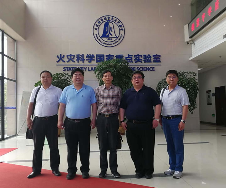 圖2 國(guó)泰科技董事長(zhǎng)（左2）、總經(jīng)理（右2）、總工程師（右1）、副總工程師（左1）與張和平主任（中）合影留念