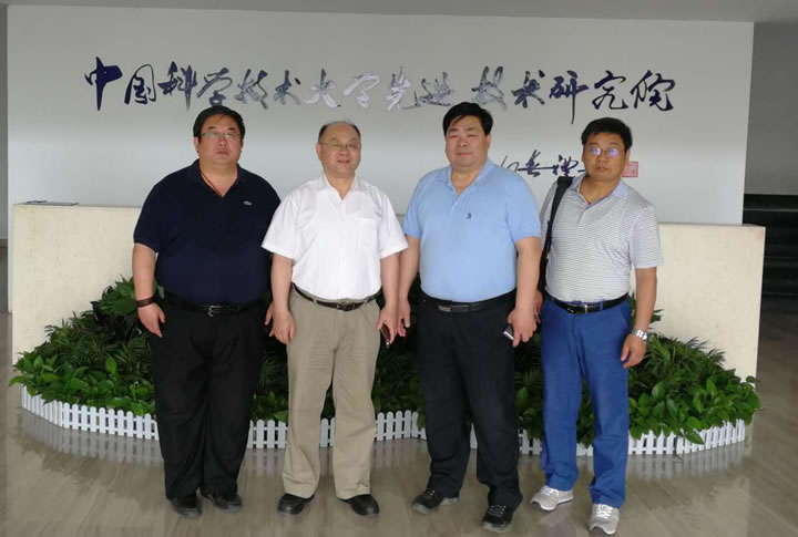 圖3 國(guó)泰科技董事長(zhǎng)（右2）、總經(jīng)理（左1）、總工程師（右1）與汪志勇教授（左2）合影留念