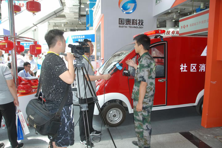 圖4 國(guó)泰科技消防工程師向記者介紹社區(qū)消防車(chē)功能特點(diǎn)