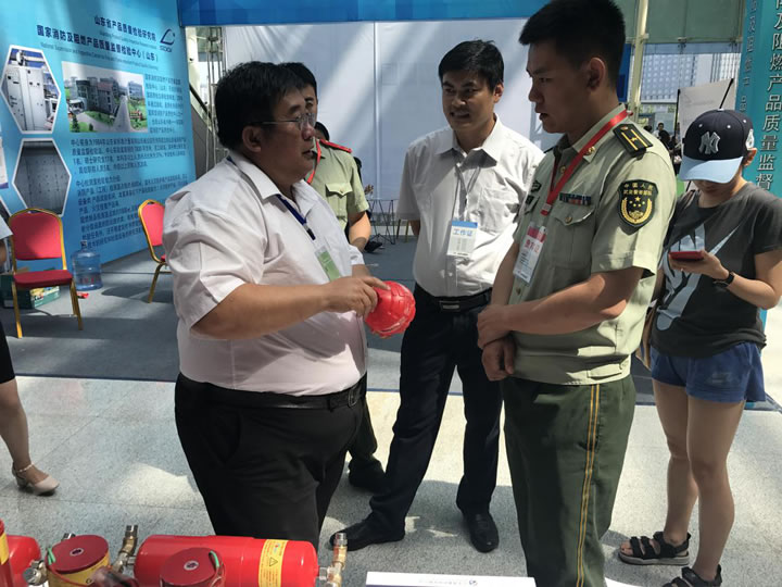 圖5 國(guó)泰科技總經(jīng)理向武警官兵介紹艦船用投擲式超細(xì)干粉滅火器