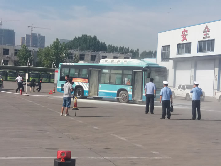 圖2 “失火”的公交車(chē)