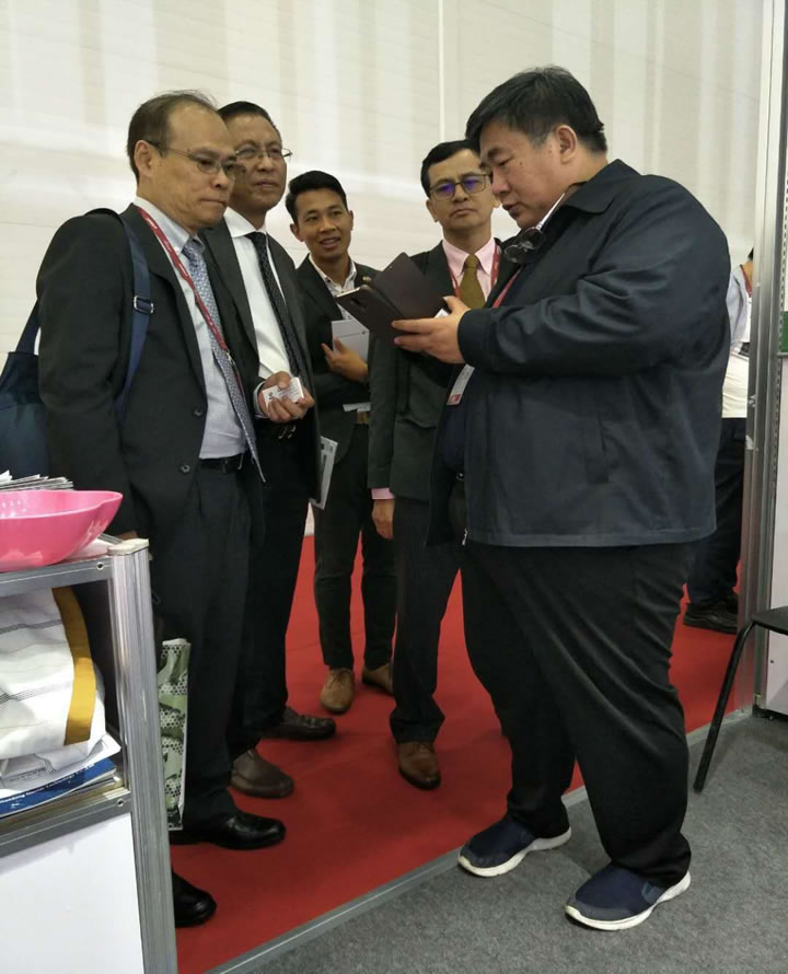 圖5 緬甸軍方官員參觀國泰科技展位