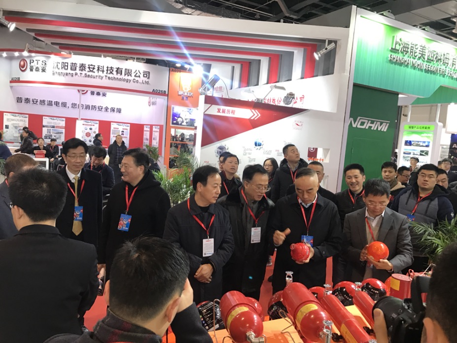 圖2 國泰科技展位前參觀、交流客戶絡(luò)繹不絕