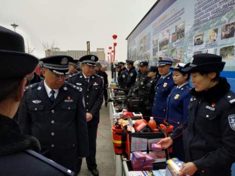 圖2 副市長(zhǎng)、市公安局局長(zhǎng)鞠向群等領(lǐng)導(dǎo)參觀我公司產(chǎn)品