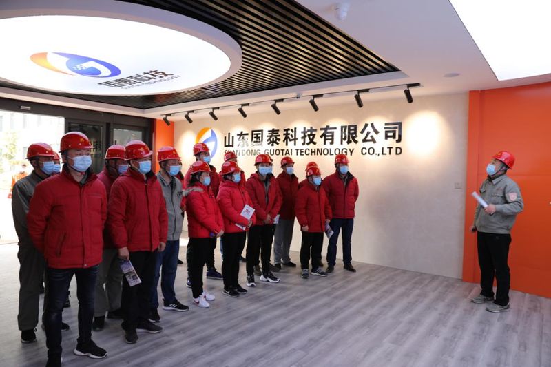 2020年11月25日，泰安市泰山城區(qū)熱力公司負(fù)責(zé)公司消防安全工作人員蒞臨國(guó)泰科技參加消防應(yīng)急演練工作。  演練演練工作總共分為三項(xiàng)內(nèi)容，為提高消防安全工作人員的防火安全及應(yīng)急救援意識(shí)，首先進(jìn)行的是消防火災(zāi)警示片的觀看及學(xué)習(xí)。 其次，參加演練人員參觀展廳及產(chǎn)品，工作人員進(jìn)行了產(chǎn)品的講解，對(duì)產(chǎn)品應(yīng)用場(chǎng)所及基本使用方法進(jìn)行講解演練。       后一項(xiàng)為演練操作項(xiàng)目，參加演練人員進(jìn)行實(shí)地觀摩演練和操作，并對(duì)超細(xì)干粉滅火裝置、輪式滅火器、滅火球進(jìn)行了實(shí)地的滅火操作。 泰安市泰山城區(qū)熱力公司參加演練人員表示，通過(guò)此次演練對(duì)消防安全及應(yīng)急工作有了進(jìn)一步的認(rèn)識(shí)，并對(duì)消防產(chǎn)品的使用有了進(jìn)一步的掌握和了解，熟悉了如何正確使用消防產(chǎn)品，并對(duì)于以后的安全工作的開展起到了很好的幫助作用。